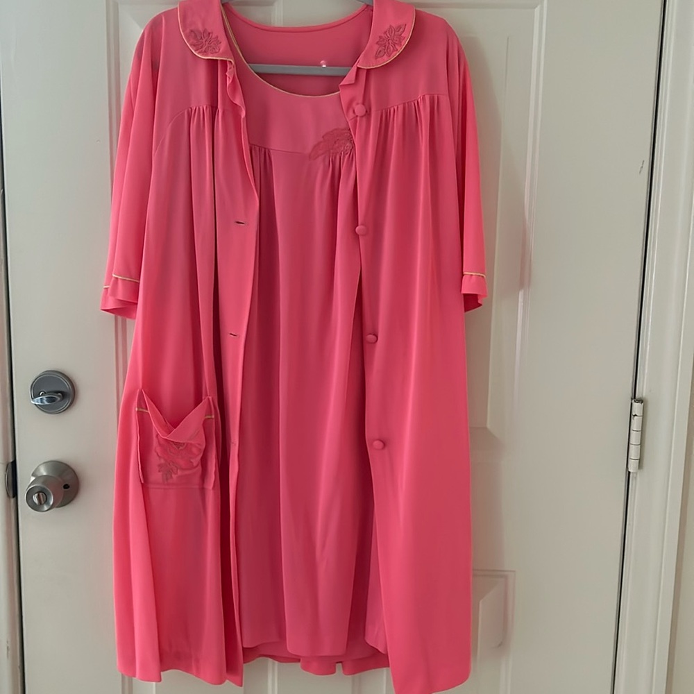 1970s Lorraine Lingerie Coral Pink Robe Flower Detail & Nightgown (Vintage)